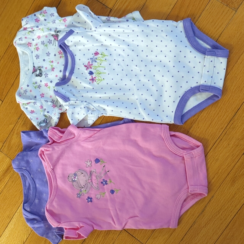 Set of 4 onesies - Size 9 months